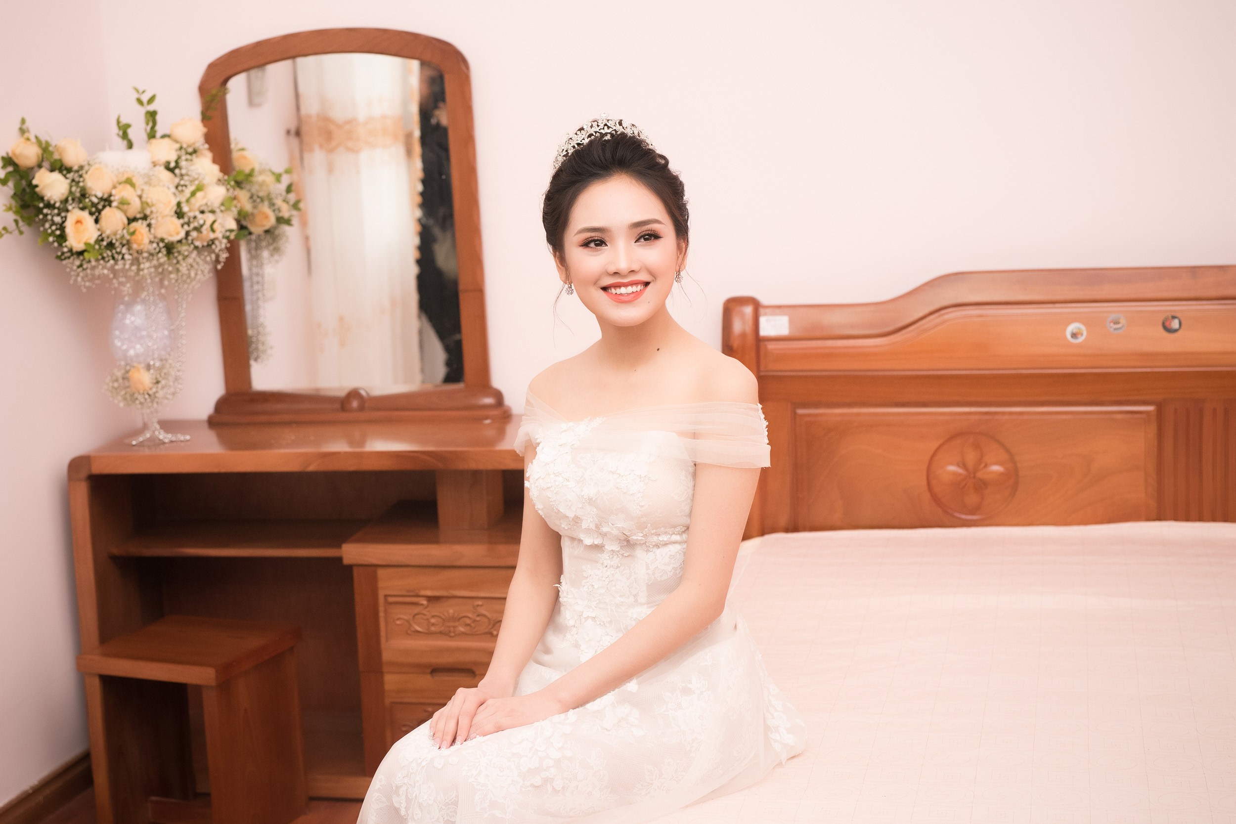 Top 10 HHVN Tố Như diện váy cưới đính kim cương trong hôn lễ cùng hotboy cảnh sát 1